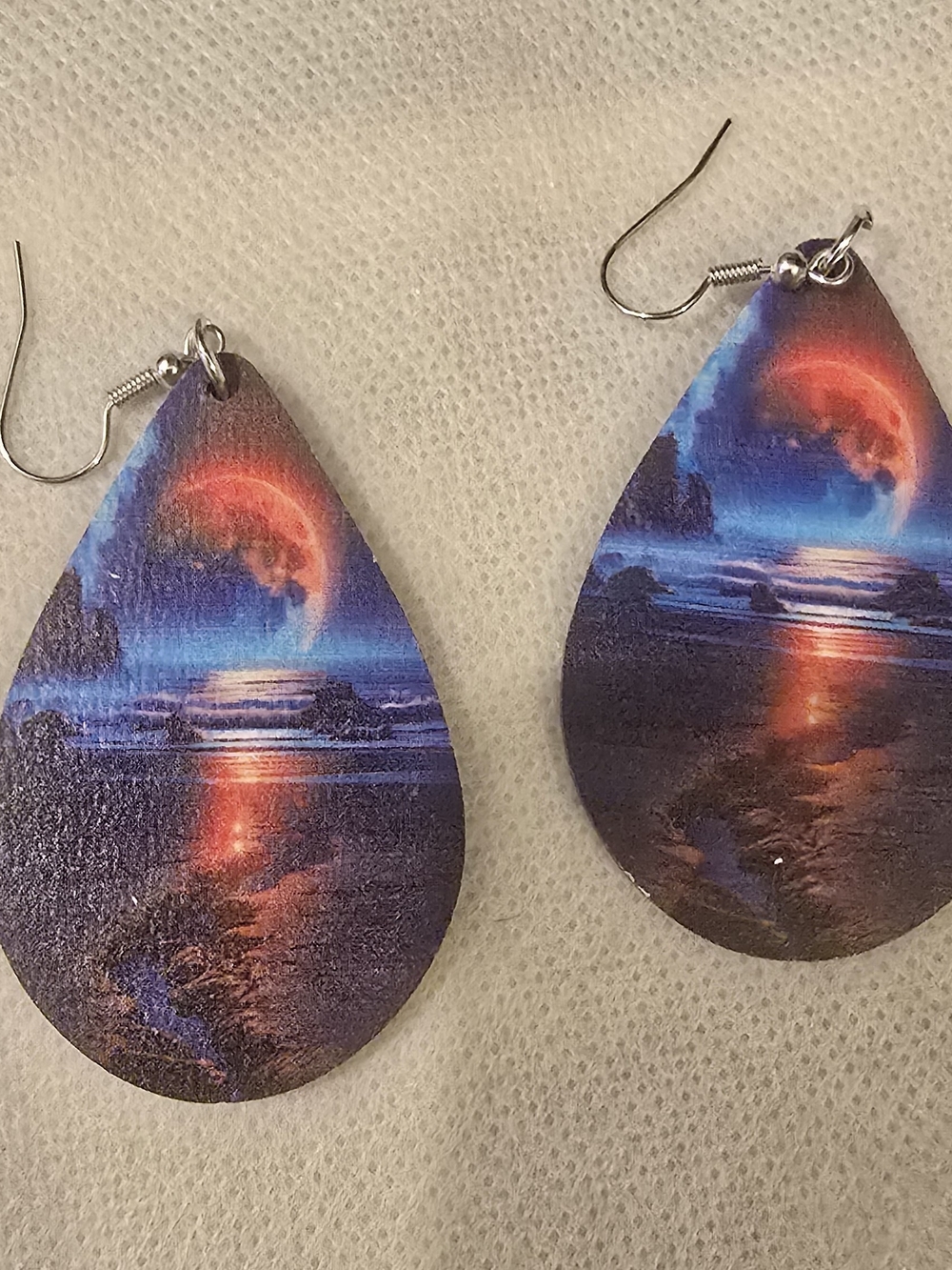 Teardrop Sunset Ocean Graphic Earrings - Blue & Red
